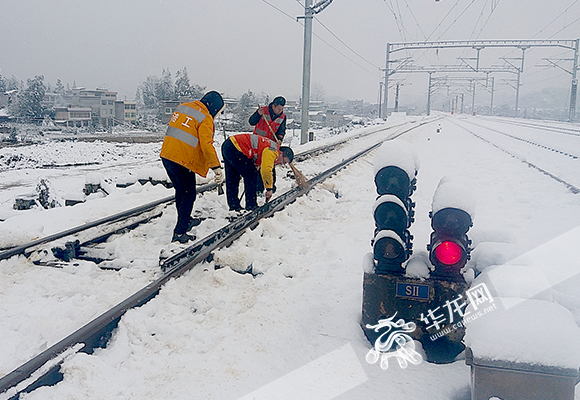 渝利铁路遭受今冬首轮冰雪凝冻 重庆始发部分长途动车组晚点