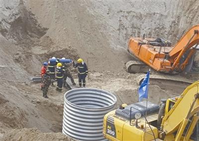 6岁男童坠井超80小时无踪迹 救援人员开始人力挖掘