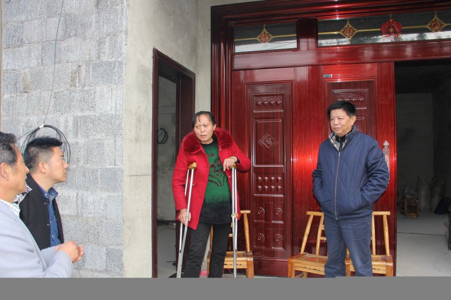 廖于实到贫困户家走访