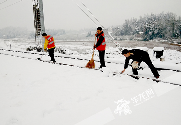 渝利铁路遭受今冬首轮冰雪凝冻 重庆始发部分长途动车组晚点