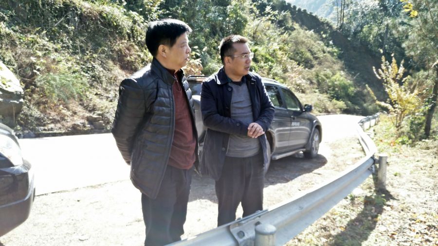 廖于实同志在恩施市盛家坝乡调研特色村寨2