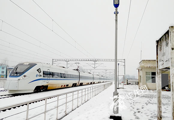 渝利铁路遭受今冬首轮冰雪凝冻 重庆始发部分长途动车组晚点