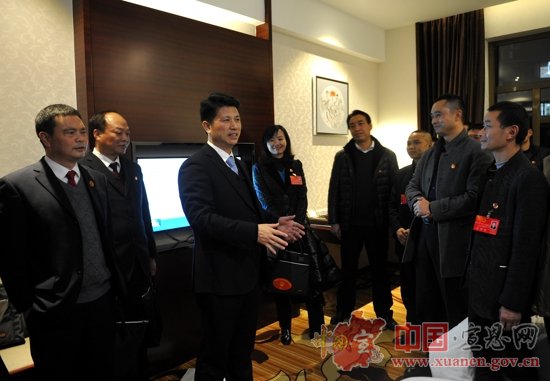 【两会进行时】刘智勇习覃等县领导看望人大代表