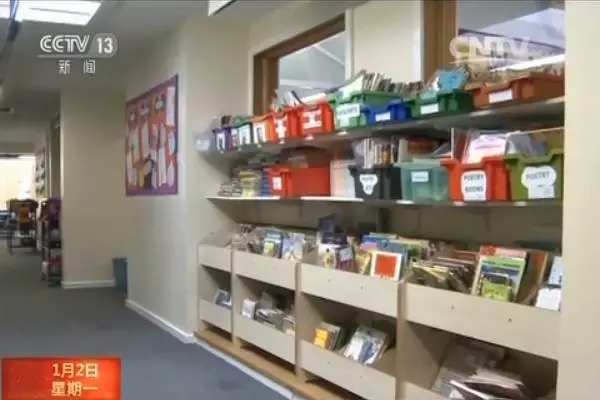 △都铎小学教室外走廊上的书籍