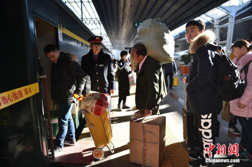 1月13日，北京西站正在上车的旅客。<a target='_blank' href='http://www.chinanews.com/' >中新网</a>记者 金硕 摄