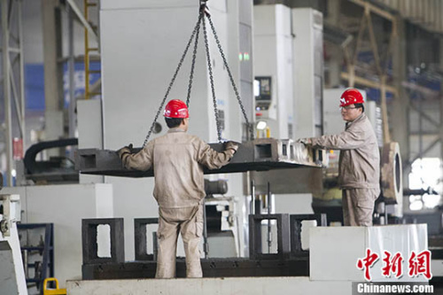 资料图：山西太重工人正在吊装机械配件。 <a target='_blank' href='http://www.chinanews.com/'>中新社</a>记者 张云 摄