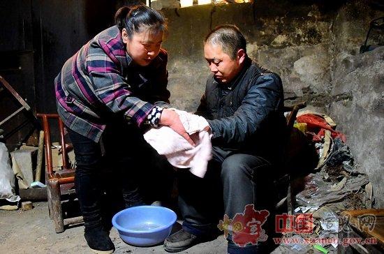 丈夫重伤成植物人 患癌土家女强人柔肩挑重担