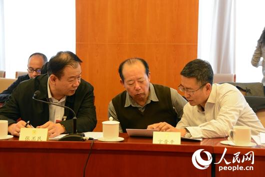3月5日下午，在政协小组讨论会上，白岩松（右）与其他委员交流。人民网记者赵晶 摄