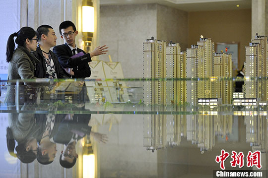 资料图 置业顾问向民众推荐商品房户型。 <a target='_blank' href='http://www.chinanews.com/'>中新社</a>记者 韦亮 摄