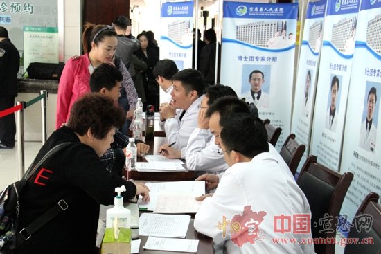 荆州市中心医院“博士团”来宣恩义诊