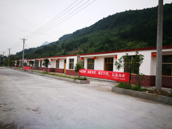 易地扶贫搬迁小区 挂起了廉洁灯笼、和廉政标语