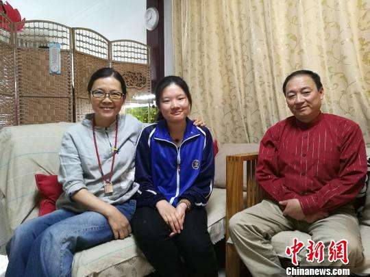山西聋人女孩宿汝旸一个月前考入天津理工大学，在初中读书时，她还曾考全班倒数第一。图为宿汝旸一家三口。　李娜 摄