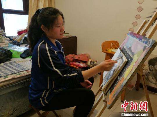 山西19岁聋女孩的励志人生：从倒数第一到高考全国第四（图）