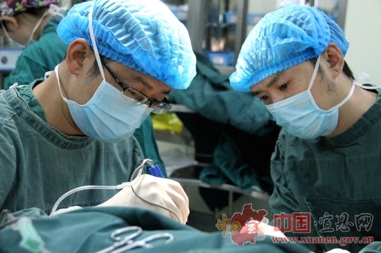 荆州市中心医院“博士团”来宣恩义诊