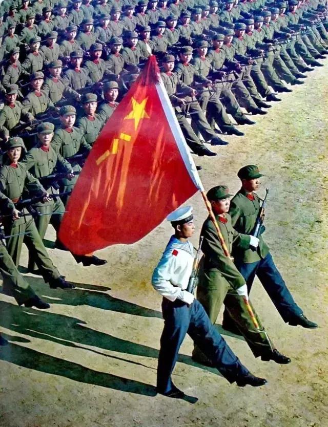 我军军服90载“华丽转身”：从“东拼西凑”到配套完整