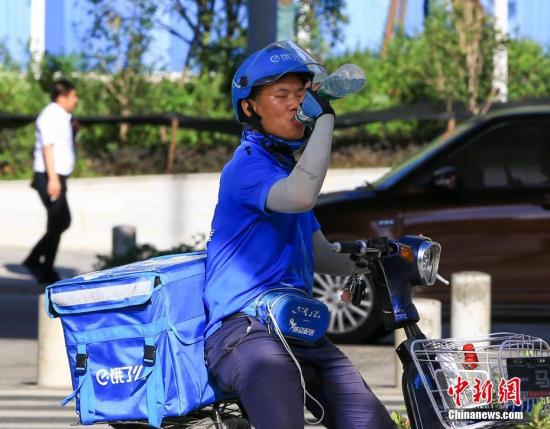 7月20日，武汉高温持续，送外卖的小哥喝水降温。<a target='_blank' href='http://www.chinanews.com/' _fcksavedurl='http://www.chinanews.com/'></table>中新社</a>记者 张畅 摄