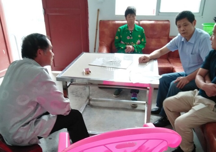 小图 州商务局党组成员、贸促会会长王祥群在易地搬迁户黎生华家走访