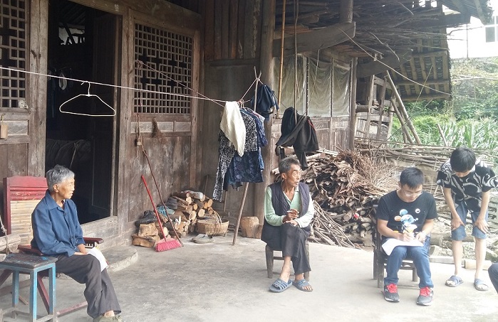 小图 州商务局驻村第一书记牟峰在大溪村9组村民张逢胜家中走访