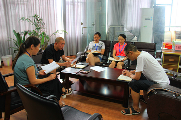 支部书记黄恩荃(左二)带领学习