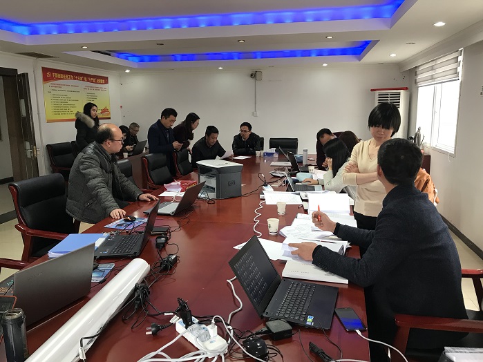 小图图2  商务部绩效评价组现场查阅资料