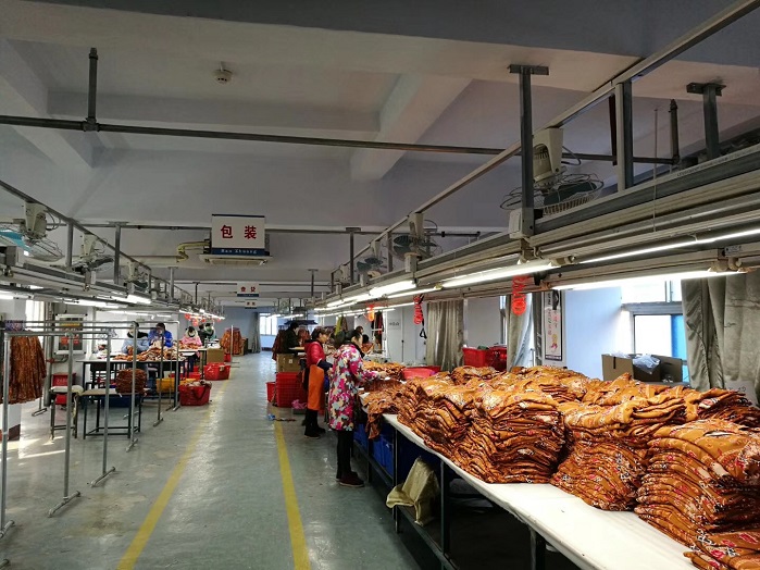 小图 凯达公司工人正在包装出口产品