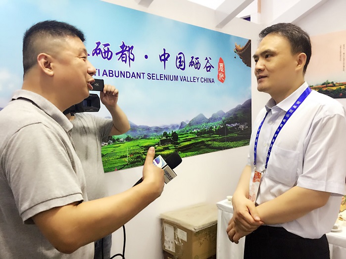 小图 二、各路媒体聚焦恩施。5月18日，湖北电视台、湖北卫视、武汉电视台、恩施州电视台等新闻媒体争先采访，图为州人民政府副州长王刚接受采访现场照片。