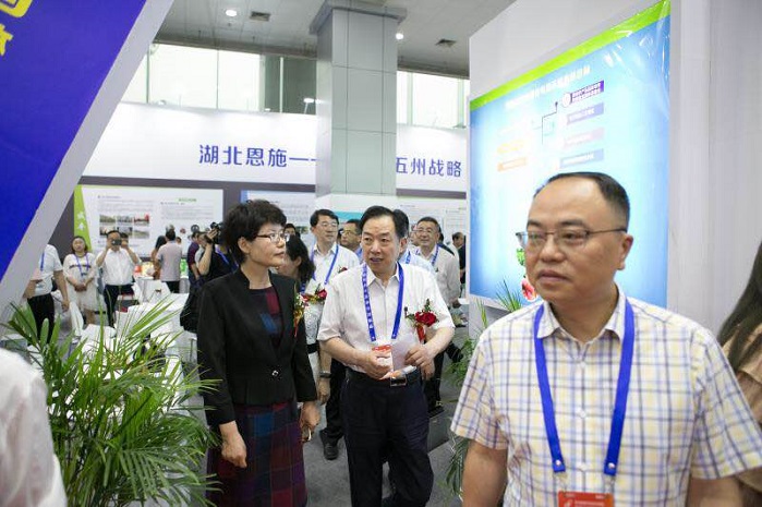 小图 商务部电子商务和信息化司副巡视员贾舒颖（左一）、省商务厅副厅长胡道银（左二）巡馆，对我州参展和布展工作予以充分肯定。
