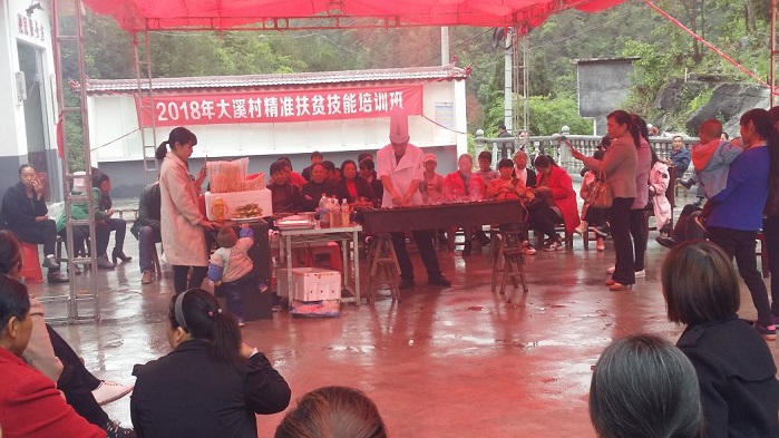 小图 烹饪大师蔡勇进行烧烤教学