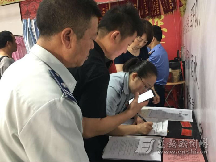 执法人员给会销组织者现场下发通知。