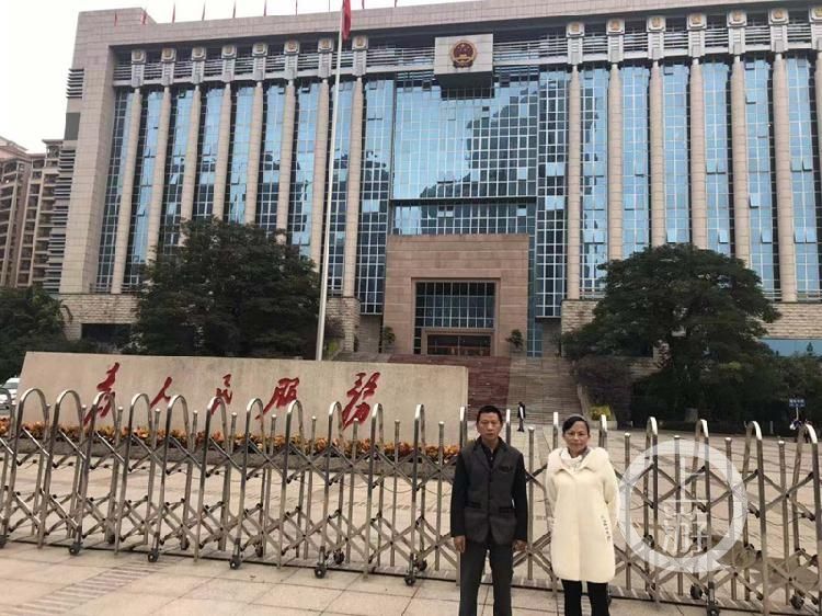 12月25日一早，刘大蔚的父母刘行中和胡国继已赶到福建漳州市中院。