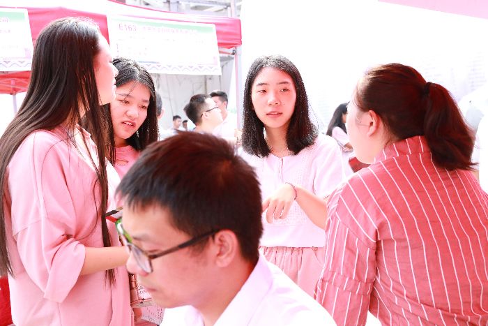 刚毕业的大学生们也积极参加此次招聘会。(429960)-20190905110018