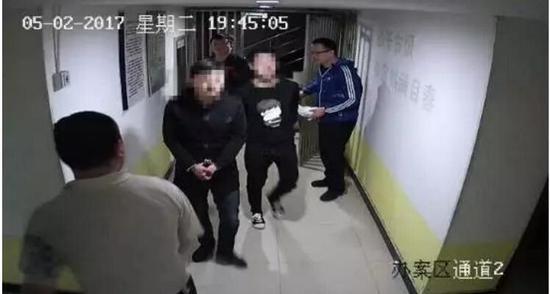 　　开车男子姓沈，29岁，江苏海门人，在杭州做些生意。他交代，这一切，都是他和女朋友策划的——