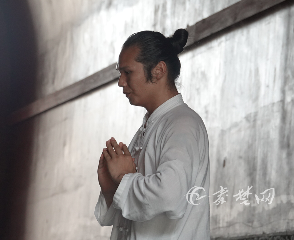 玉虚宫前看武当道人亮功夫