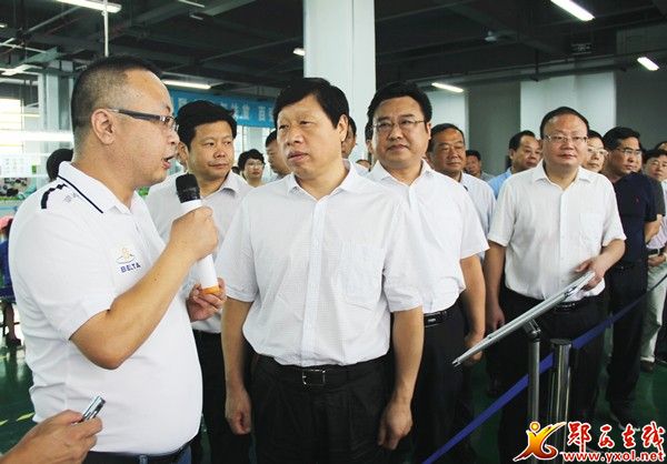 全市二季度项目拉练与会代表来郧西观摩