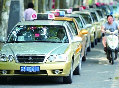 首批出租车驾驶员招聘考试开考    133人竞争100个岗位