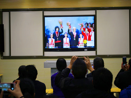 柳林乡中心学校组织收看全国第六届道德模范颁奖仪式