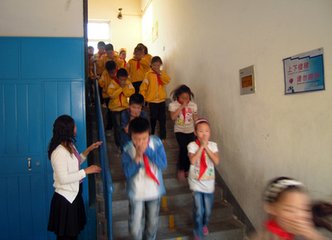 柳林乡九年一贯制学校开展应急疏散演练