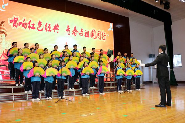 茂华中学举行纪念“一二·九”运动合唱比赛