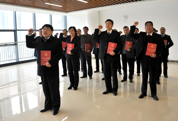 竹山十八届人大二次会议举行新当选人员宪法宣誓仪式