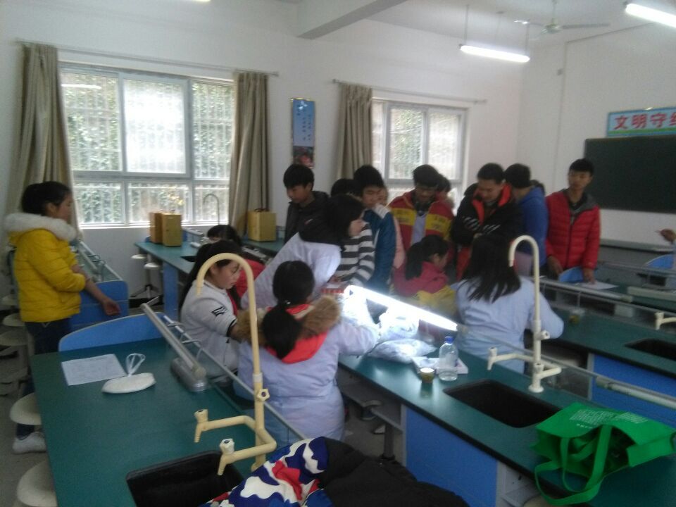 柳林乡中心学校组织学生健康体检
