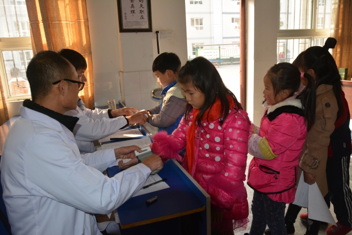官渡镇1500余名学生接受健康体检