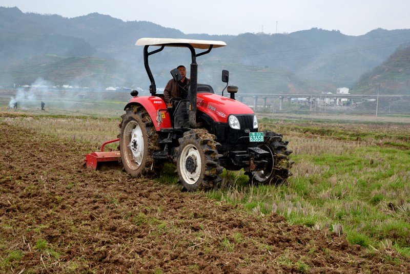竹山：让农业机械化为春耕生产发力
