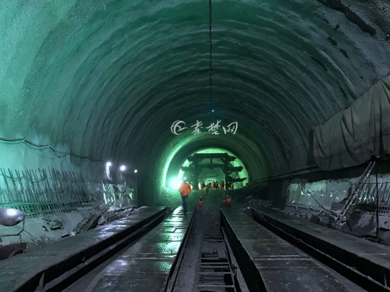 汉十高铁首座6000米以上隧道顺利实现贯通
