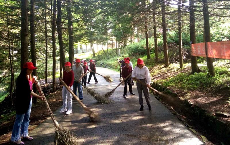 九华山林场志愿者积极开展护路保畅活动
