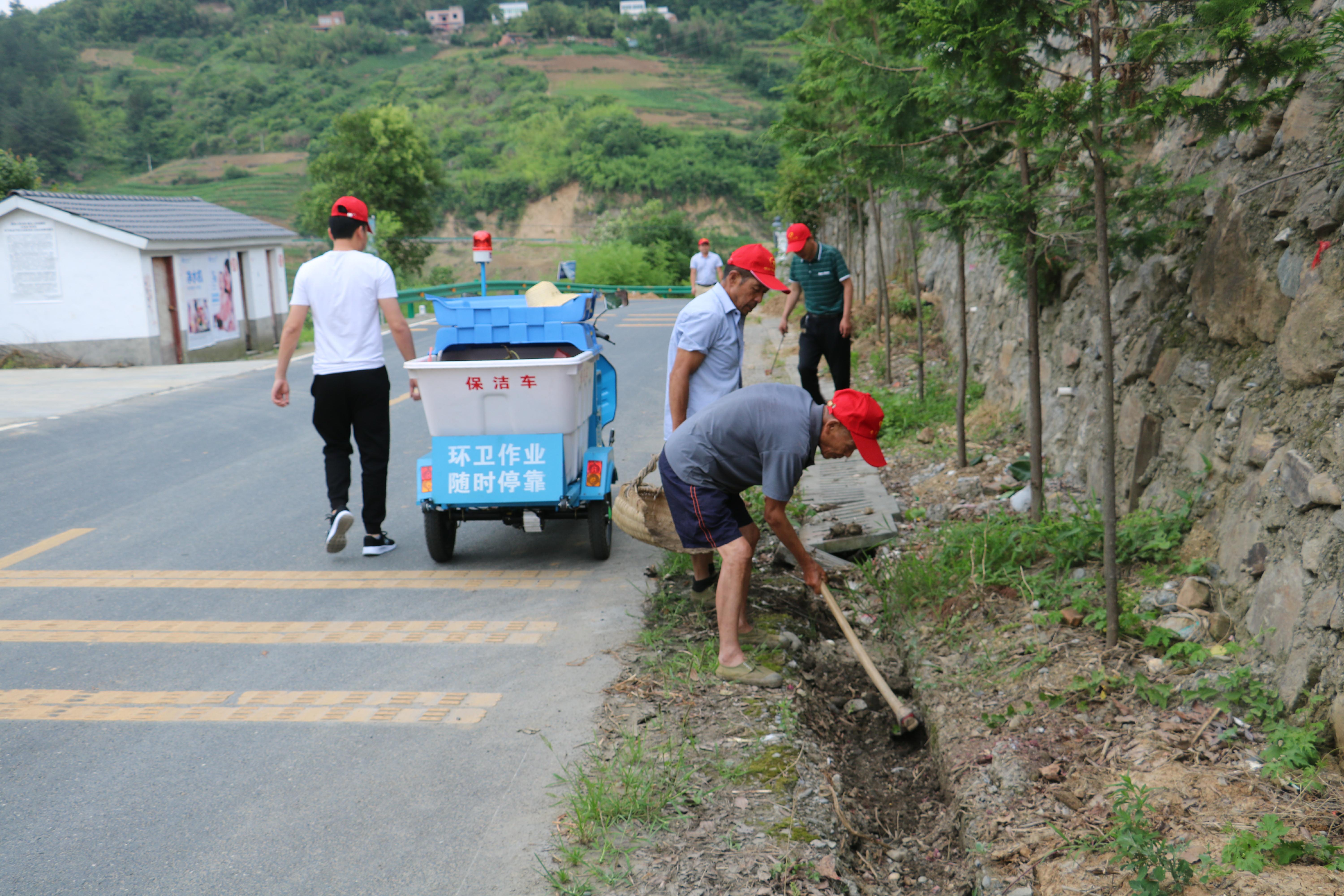 深河乡“志愿者”服务引导群众创建绿色卫生文明家园