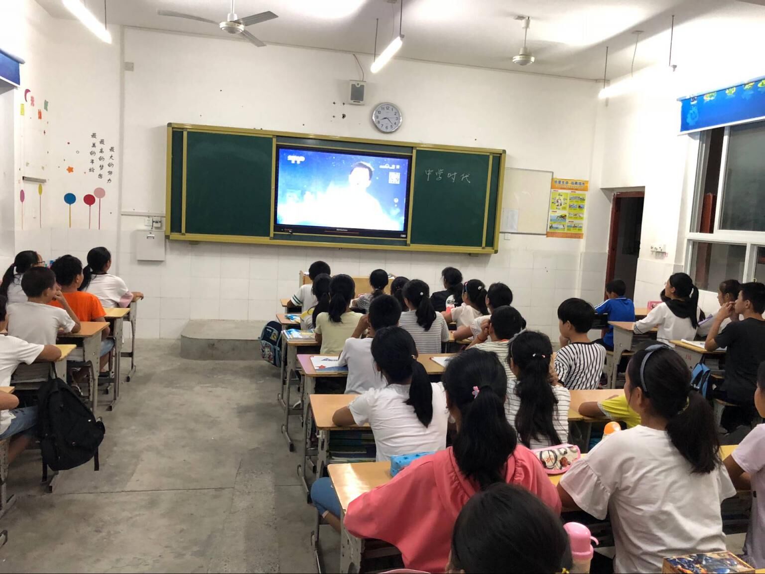 柳林乡九年一贯制学校组织全校师生观看《开学第一课》