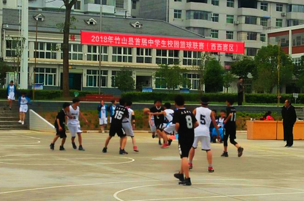 竹山县首届中学生篮球赛（西西区）开赛