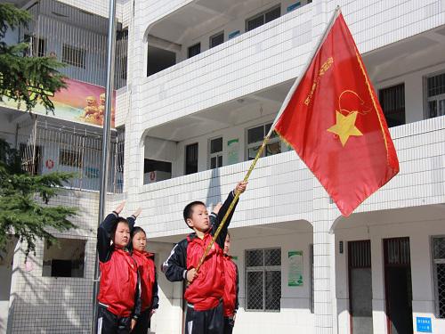 实验小学：庆祝中国少年先锋队成立69周年