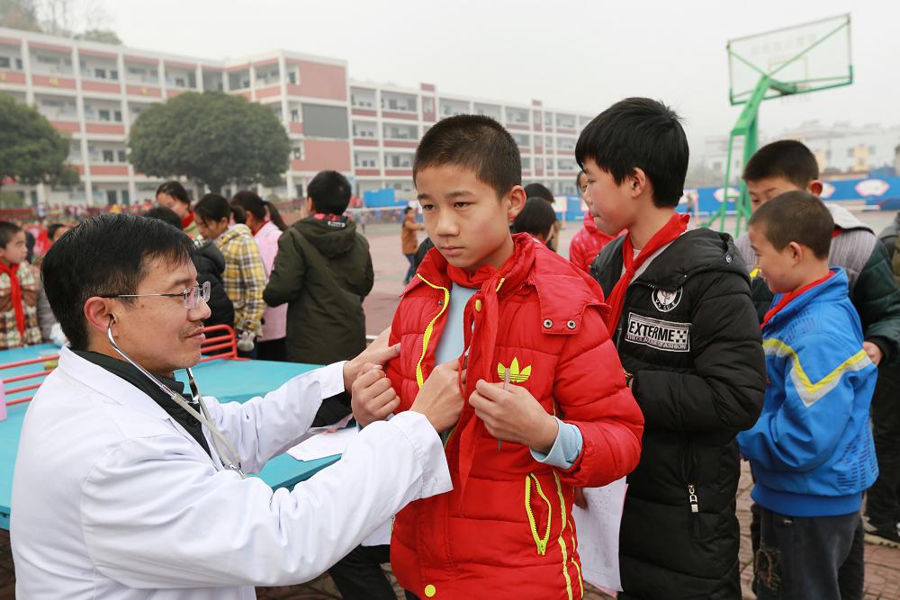 宝丰镇为7255名中小学生进行健康体检  