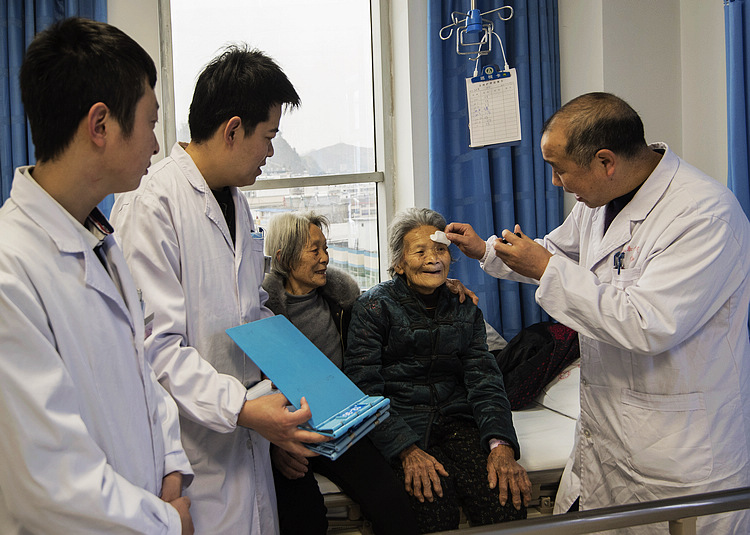 县人民医院成功为93岁老人实施白内障手术